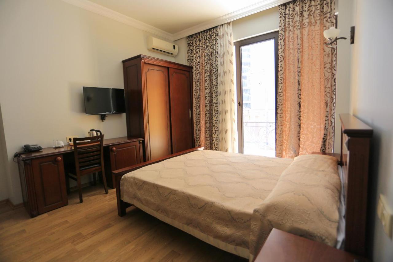 Eiffel Hotel บาทูมิ ภายนอก รูปภาพ
